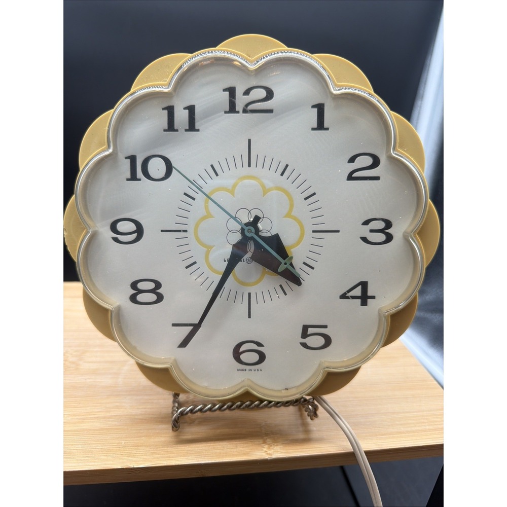 Vintage Yellow Daisy General Electric MCM Wall Clock Model 2150 Works Made in US